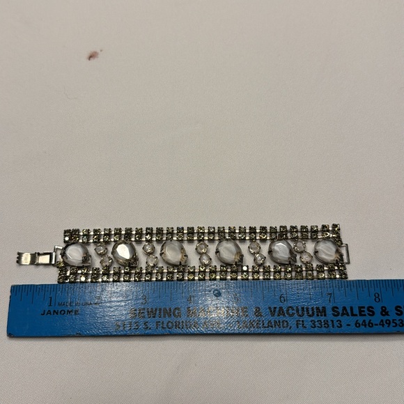 Vtg Silvertone & rhinestone fashion Bracelet. 6.5” - Picture 5 of 5